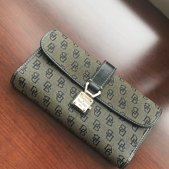 Dooney & Bourke Handbags - Dooney & Bourke Womens wallet